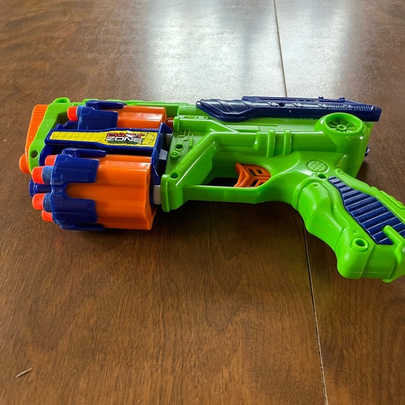 Nerf gun with eight shells - Picture 2 of 4